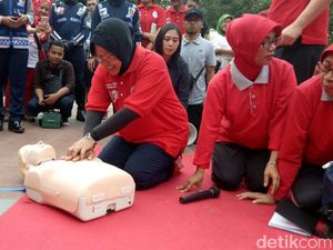 Risma Ajak Warga Praktek Menolong Korban Serangan Jantung