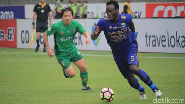 Gol Essien Selamatkan Persib dari Kekalahan di Kandang