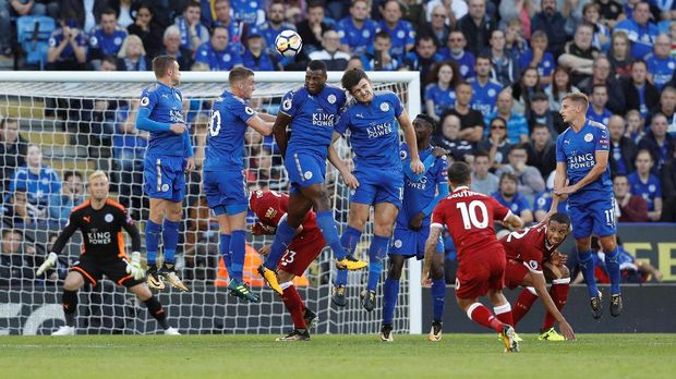 Barikade pertahanan Leicester City tak kuasa membendung tendangan bebas terukur Philippe Coutinho.