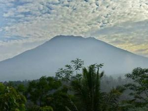 Hoax! Beredarnya Video Erupsi Gunung Agung di WhatsApp
