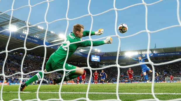 Simon Mignolet lakukan penyelamatan penting di laga kontra Leicester City.