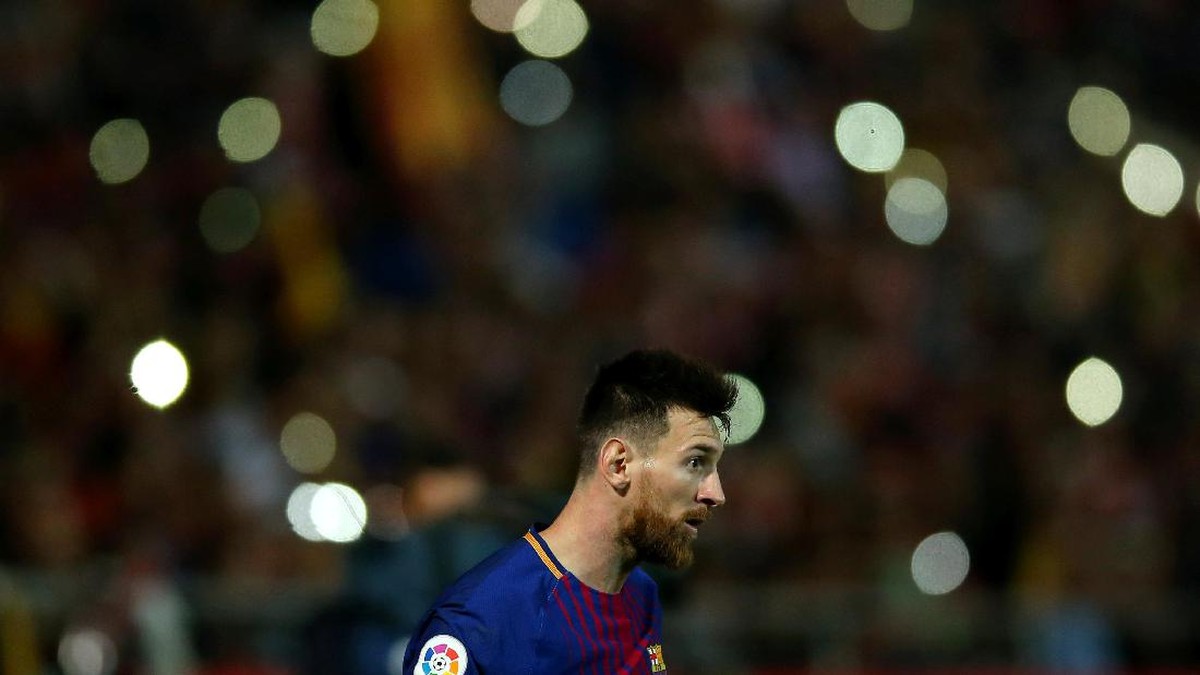 Lionel Messi diidolai oleh Egy Maulana Vikri (Albert Gea/REUTERS)