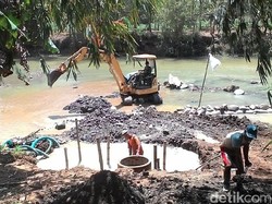 Krisis Air Bersih, Warga Banjarnegara Buat Sumur Resapan