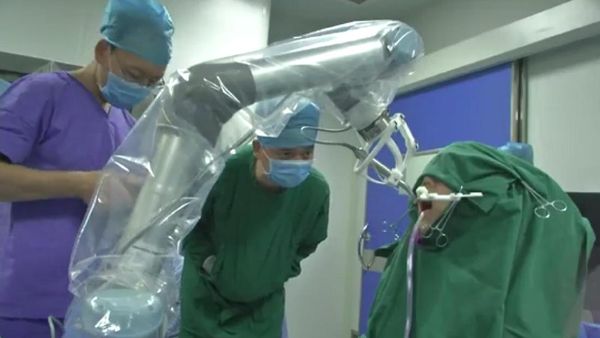 Foto: Prosedur Pemasangan Implan Gigi oleh Robot di Cina