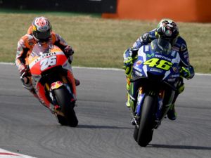 Beda Pandangan Pedrosa dan Rossi Usai Nyaris Bersenggolan Beda Pandangan Pedrosa dan Rossi Usai Nyaris Bersenggolan