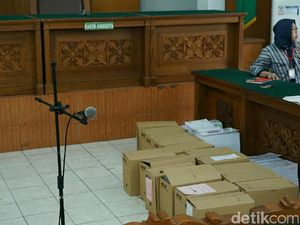 Belasan Dus Barang Bukti dari KPK untuk Jerat Novanto Belasan Dus Barang Bukti dari KPK untuk Jerat Novanto