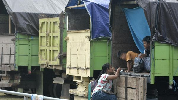 Wajah Para Pengungsi Gunung Agung, di Tenda hingga Truk