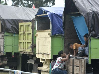 Wajah Para Pengungsi Gunung Agung, di Tenda hingga Truk