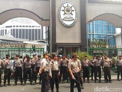 Ratusan Polisi Amankan Demo Satpol PP dan Dishub DKI di KemenPAN-RB