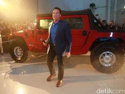 Arnold Schwarzenegger Perkenalkan Hummer H1 Pertama Pakai Listrik