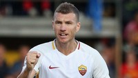 7. Edin Dzeko sudah mencetak tujuh gol untuk AS Roma dalam enam laga Serie A (521 menit). Dzeko rata-rata mencetak satu gol per 74 menit. Foto: Maurizio Lagana/Getty Images