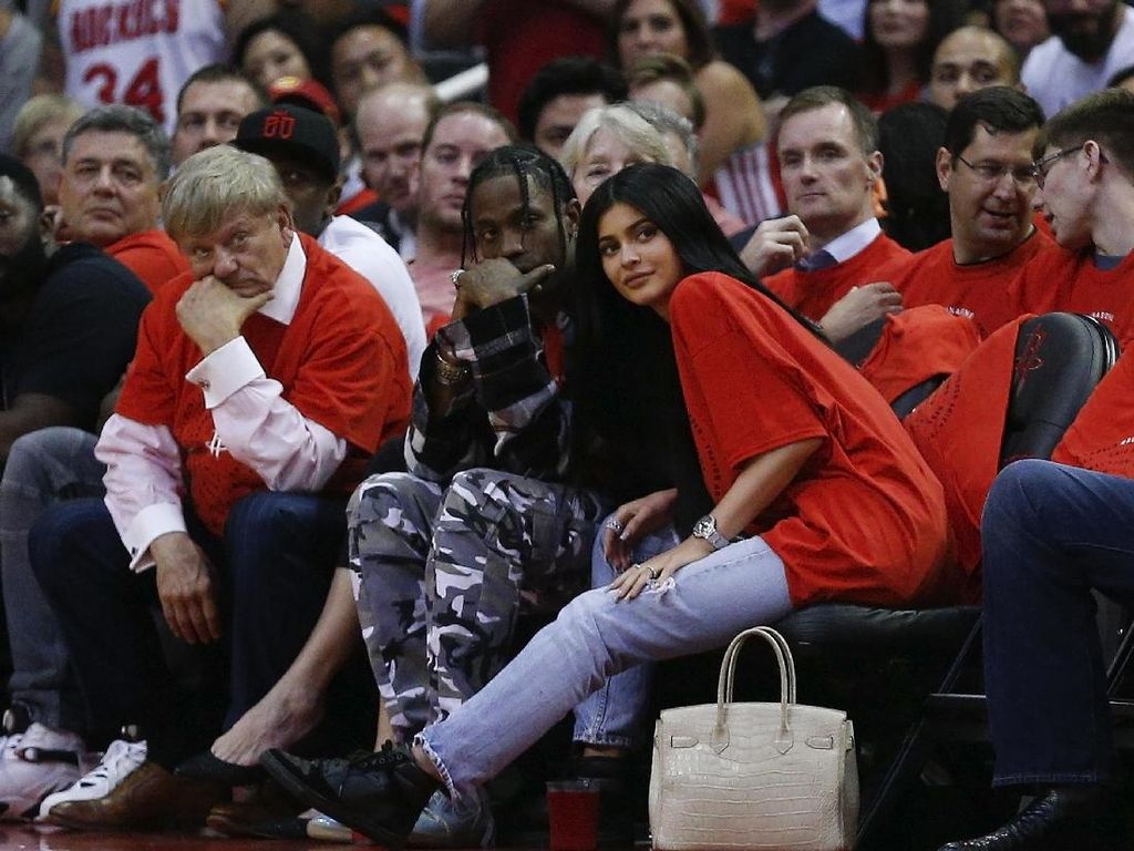 So Sweet, Kylie Jenner Dapat Kado Natal Rolls-Royce Rp 4 M dari Pacar So Sweet, Kylie Jenner Dapat Kado Natal Rolls-Royce Rp 4 M dari Pacar