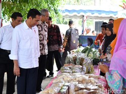 Kriuk! Jokowi Cicipi Keripik Lokal Buatan Petani Salatiga