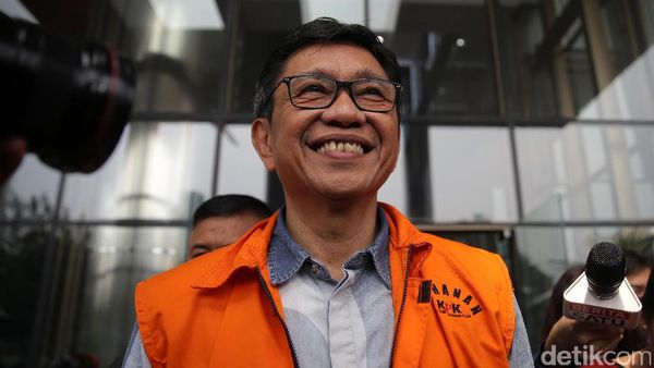 Wali Kota Batu Eddy Rumpoko Jalani Pemeriksaan