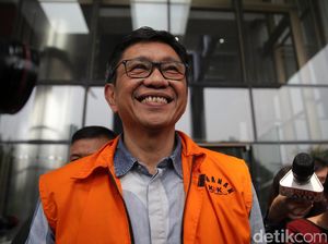 Wali Kota Batu Eddy Rumpoko Jalani Pemeriksaan Wali Kota Batu Eddy Rumpoko Jalani Pemeriksaan