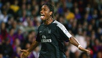 Posisi striker, Jose Mourinho memasang Didier Drogba. Saat pertama kali melatih Chelsea, Didier Drogba langsung diboyongnya dengan harga besar. Pihak klub bertanya-tanya, siapa itu Dorgba dan Mourinho cuma menjawab beli dan jangan banyak bicara. Akhirnya terbukti, Drogba adalah mesin gol yang berbahaya (Jo Caird/Getty Images)