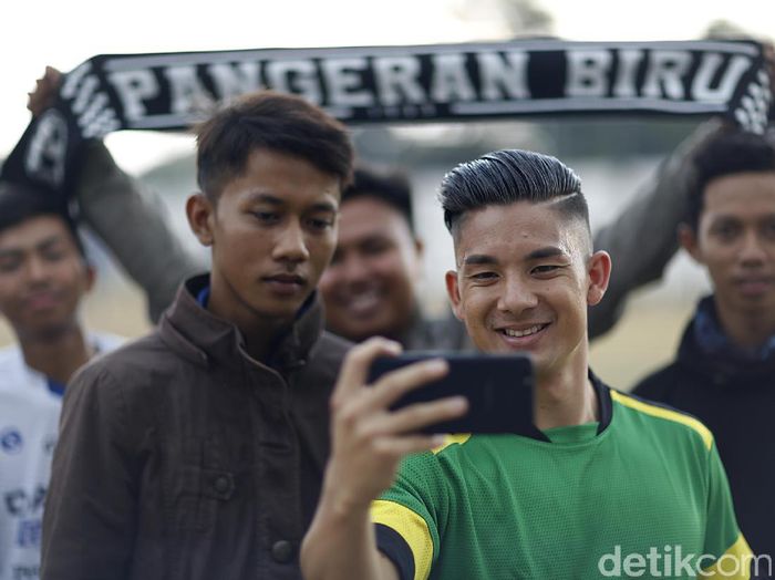 Pesepakbola Persib Bandung Kim Kurniawan dan fans (Muhammad Ridho/DetikSport) Pesepakbola Persib Bandung Kim Kurniawan dan fans (Muhammad Ridho/DetikSport)