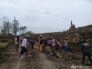Petani Magetan Tuntut Bupati Buatkan Akses Jalan ke Sawah