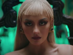 Gaya Seksi Agnez Mo Selain di Long As I Get Paid