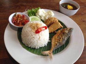 10 Olahan Nasi Bercampur Ikan Asin yang Enak Dinikmati di Akhir Bulan