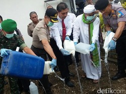 Polisi Bondowoso Musnahkan 6 Ribu Liter Arak Tuban