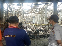 Tim Labfor Polda Jatim Olah TKP Kebakaran Pasar Benpas