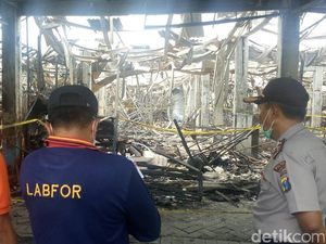 Tim Labfor Polda Jatim Olah TKP Kebakaran Pasar Benpas Tim Labfor Polda Jatim Olah TKP Kebakaran Pasar Benpas