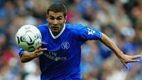 Adrian Mutu (2003-2004). Mencetak empat gol dalam enam laga awalnya bersama Chelsea di Premier League. (Foto: Mike Hewitt/Getty Images)