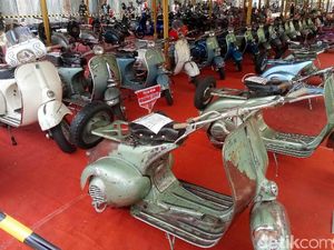 Puluhan Vespa Pamer Kecantikan di Yogyakarta