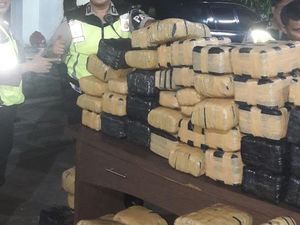 Dua Mobil Kabur Saat Polisi Amankan Pikap yang Bawa 119 Paket Ganja
