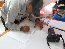 Melihat 3 Petugas Pantau Pergerakan Gunung Agung Tiap Detik