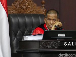 Kelakar Hakim Saldi Isra di Sidang MK: Yang Dekat Yalimo Itu Yaempat Yaenam Kelakar Hakim Saldi Isra di Sidang MK: Yang Dekat Yalimo Itu Yaempat Yaenam