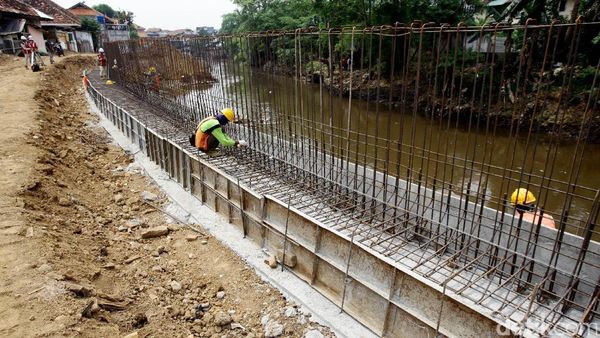 Pembangunan Tanggul di Sepanjang Proyek Normalisasi Ciliwung