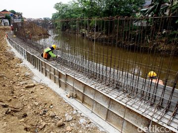 Pembangunan Tanggul di Sepanjang Proyek Normalisasi Ciliwung Pembangunan Tanggul di Sepanjang Proyek Normalisasi Ciliwung