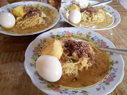 Warung Laksa Pak Inin: Slurpp! Segarnya Laksa Bogor dengan Tahu dan Oncom