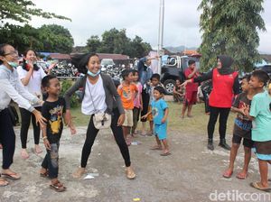Cegah Trauma, Relawan Ajak Anak Pengungsi Gunung Agung Bermain