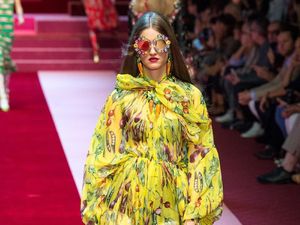Inspirasi Ibu-ibu, Dolce & Gabbana Tampilkan Tas Pasar Isi Sayur di Milan Inspirasi Ibu-ibu, Dolce & Gabbana Tampilkan Tas Pasar Isi Sayur di Milan