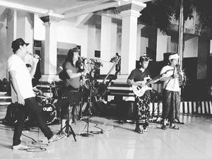 Indra Lesmana Ingin Buat Kelas Musik untuk Pengungsi Gunung Agung Indra Lesmana Ingin Buat Kelas Musik untuk Pengungsi Gunung Agung