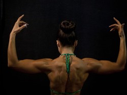 Perempuan Berotot Seperti Arnold