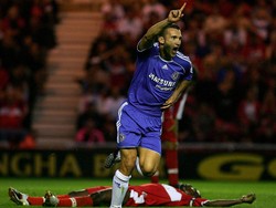 Andriy Shevchenko sukses mengemas 175 gol dalam 322 penampilan untuk AC Milan. Shevchenko kemudian pindah ke Chelsea pada 2006, dan kariernya pun meredup usai hanya mencetak 22 gol dalam 77 penampilan. Shevchenko tidak cocok bermain dengan sistem Jose Mourinho, dan sejak saat itu ketajamannya tidak pernah kembali lagi. Foto: Alex Livesey/Getty Images