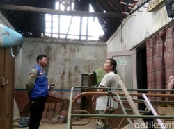 Hanya Diterangi Lilin, Dua Keluarga Ini Hidup di Rumah Roboh