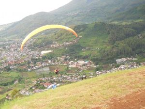 Ngeri-ngeri Sedap, Main Paralayang di Batu