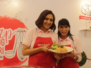 Donna Agnesia dan Darius Sinathrya Adu Kebolehan Masak Praktis Buat Keluarga