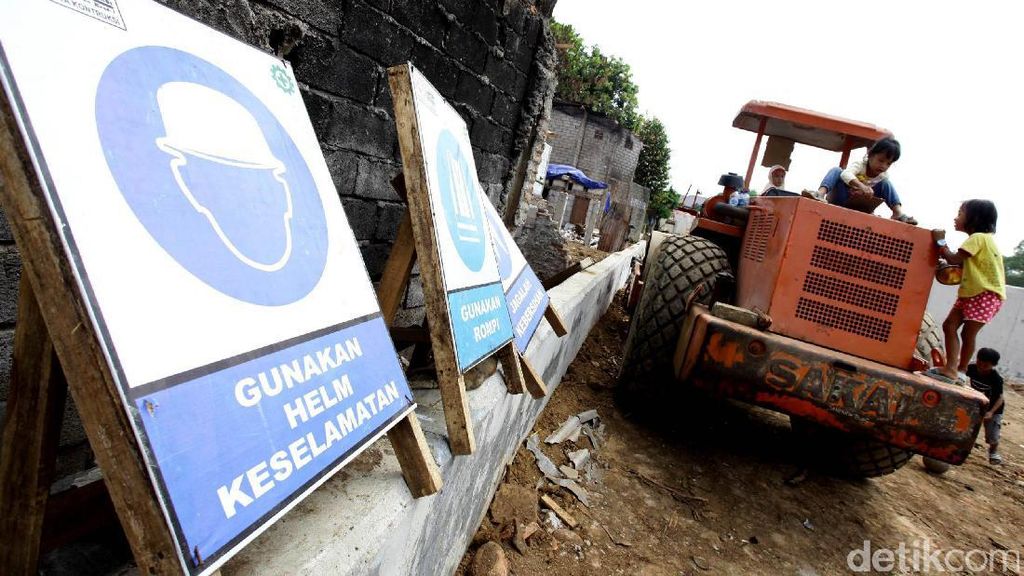 Bahaya Mengintai Anak-anak di Proyek Normalisasi Ciliwung Bahaya Mengintai Anak-anak di Proyek Normalisasi Ciliwung