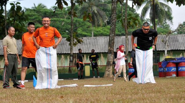 Serunya Lomba Balap Karung dan Bakiak TNI-US Army