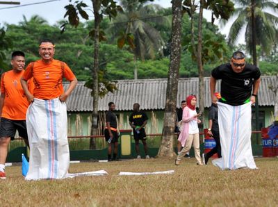 Serunya Lomba Balap Karung dan Bakiak TNI-US Army