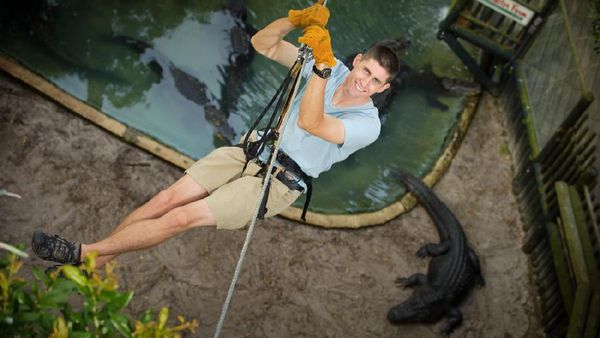 Foto: Meluncur di Atas Kandang Buaya