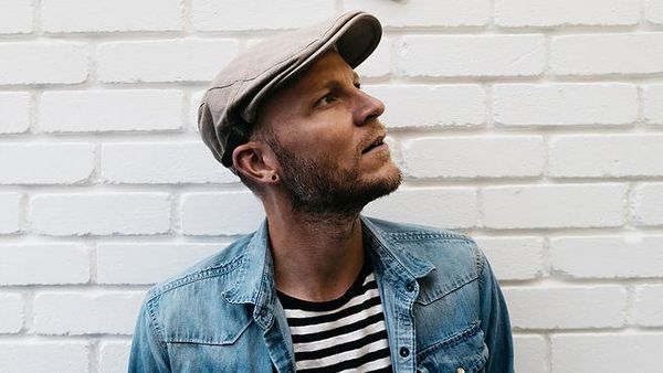 Bosan Ditolak? Lihat Cara Unik Pria Ini saat Melamar Kerja!