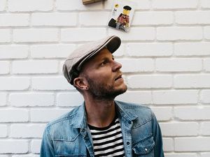 Bosan Ditolak? Lihat Cara Unik Pria Ini saat Melamar Kerja!