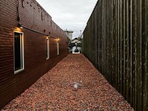 Penampakan Rumah Berdinding Tutup Botol Bekas di Rusia